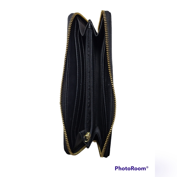 MICHAEL KORS Patent Leather, Black Zip Round Wallet - Picture 4 of 5